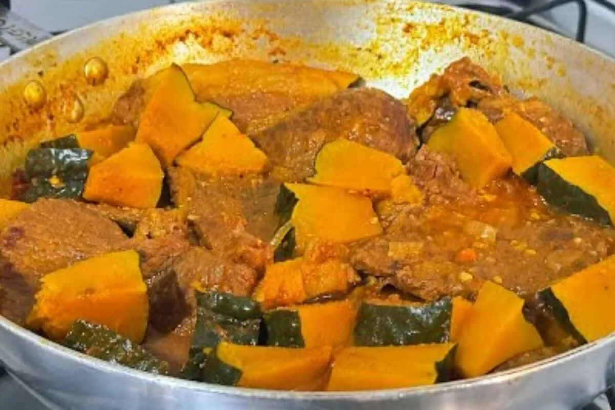 Bife de frigideira ao molho com abóbora, bem temperadinho, p