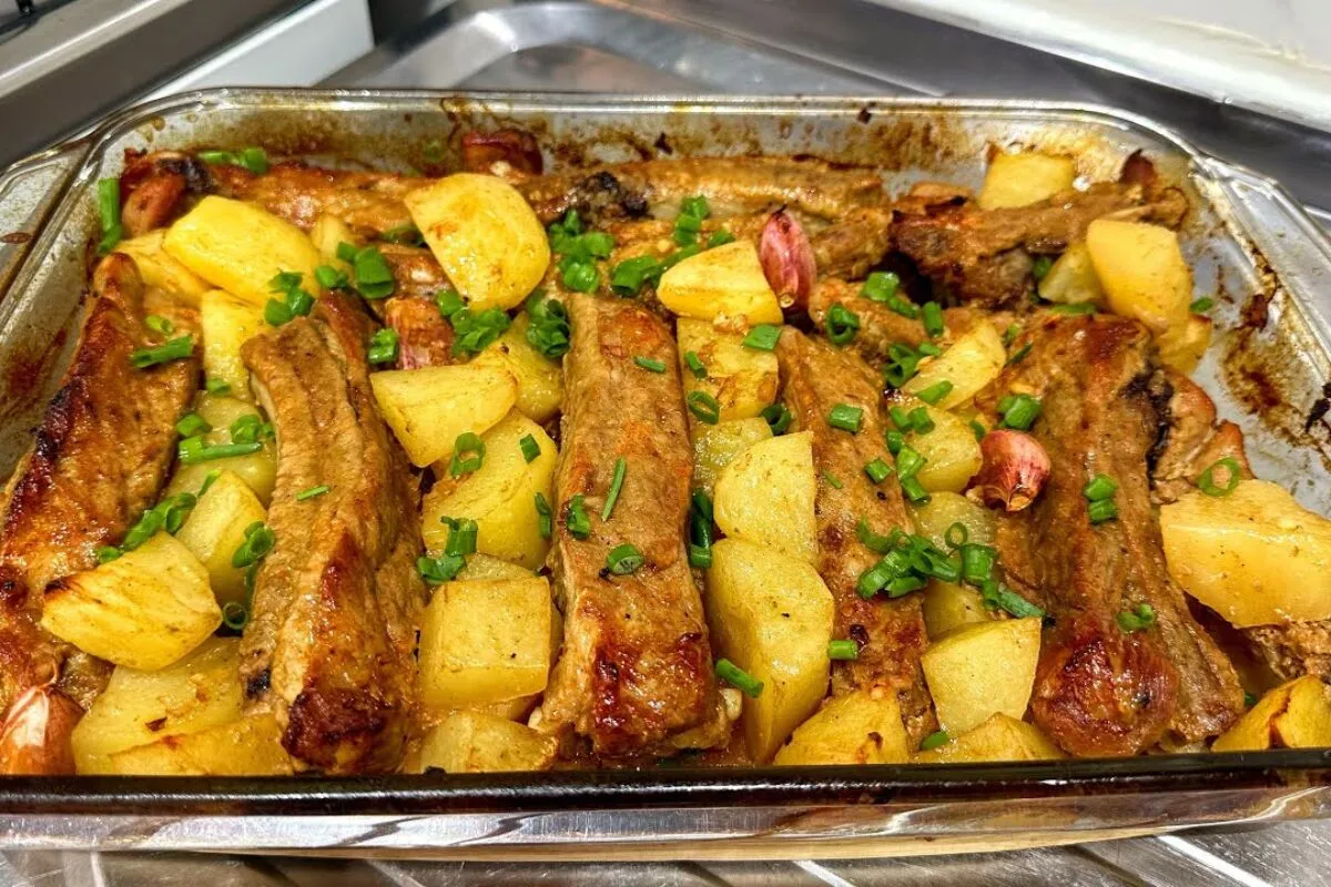 Costelinha de porco assada com batatas no forno, que fica de