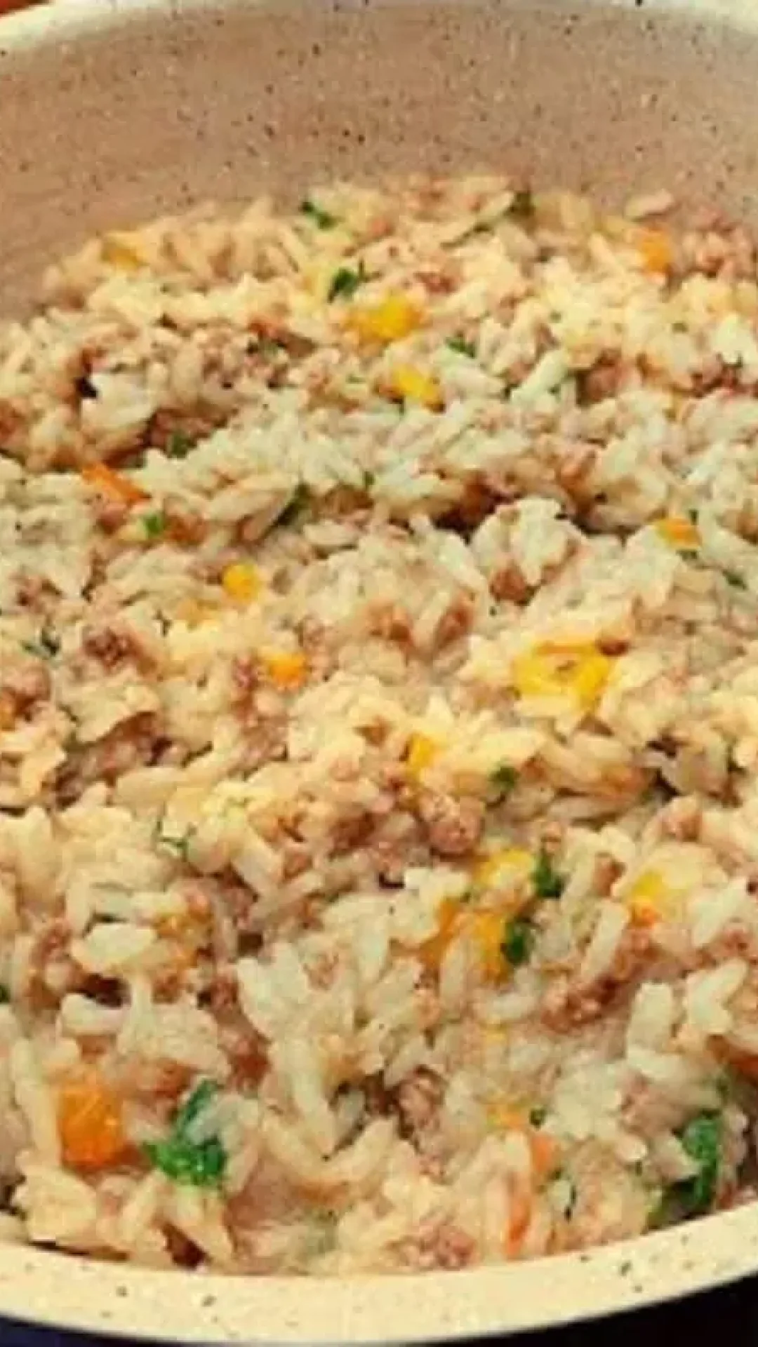 Arroz carreteiro de carne moída bem temperadinho e soltinho, uma refeição completa