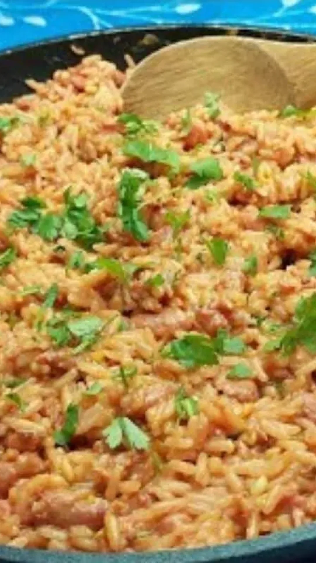 Arroz com linguiça, uma refeição rápida e deliciosa feita em uma só panela para facilitar seu dia a dia