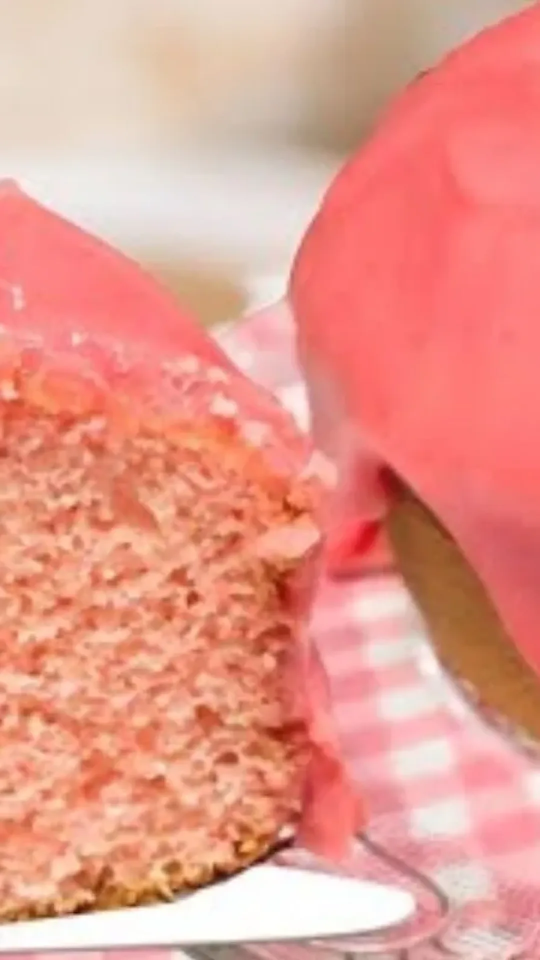 Bolo de gelatina com massa fofinha e cor vibrante que é perfeito para servir no café da tarde e alegrar a criançada