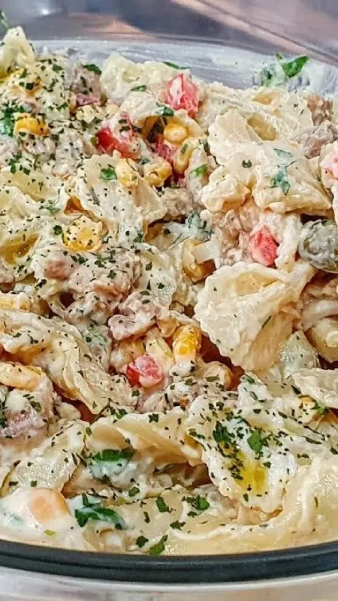 Salada de macarrão geladinha e muito gostosa para servir nos dias quentes