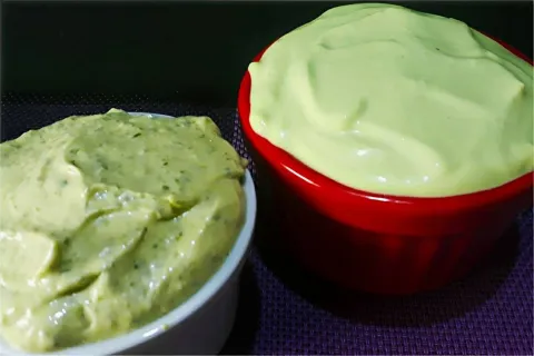2 receitas de molho verde fáceis e deliciosas para lanches e