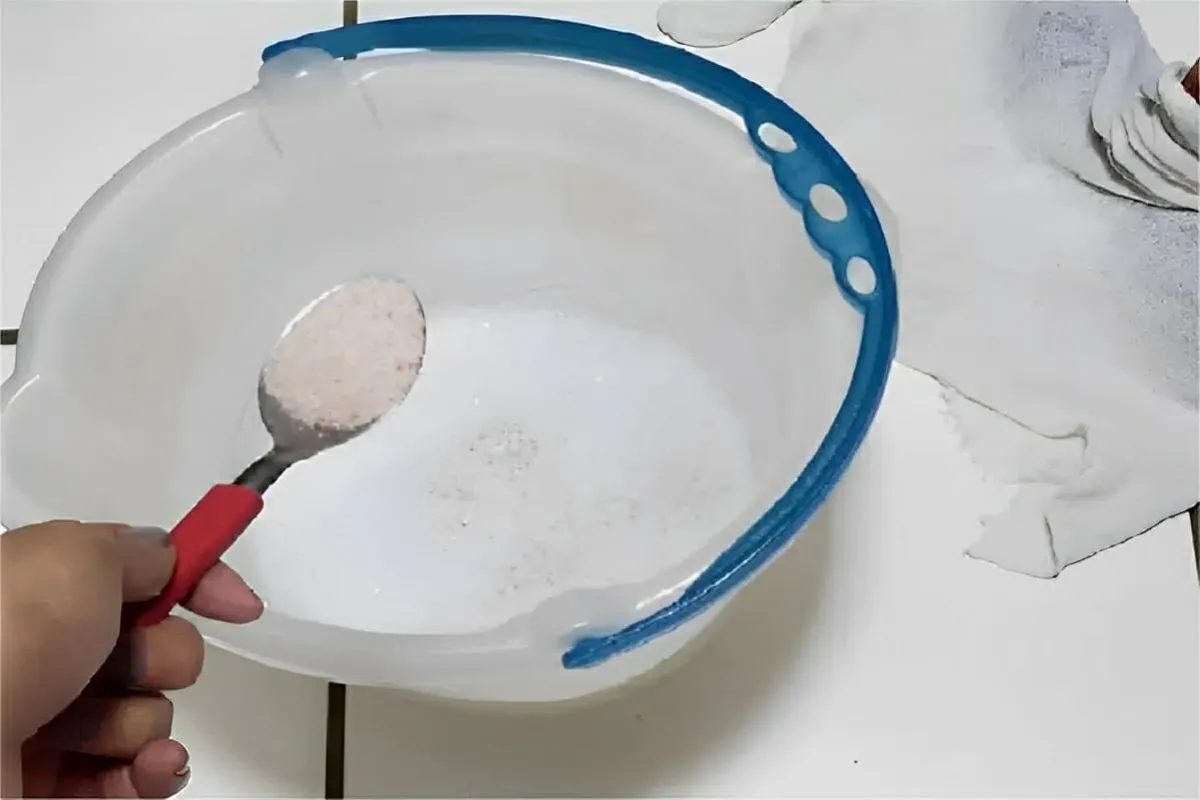 A melhor receita para limpar piso velho feita com apenas 2 i