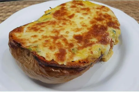 Abóbora gratinada no forno com queijo e tempero especial, um