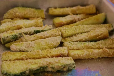 Abobrinha empanada e crocante: um acompanhamento delicioso p