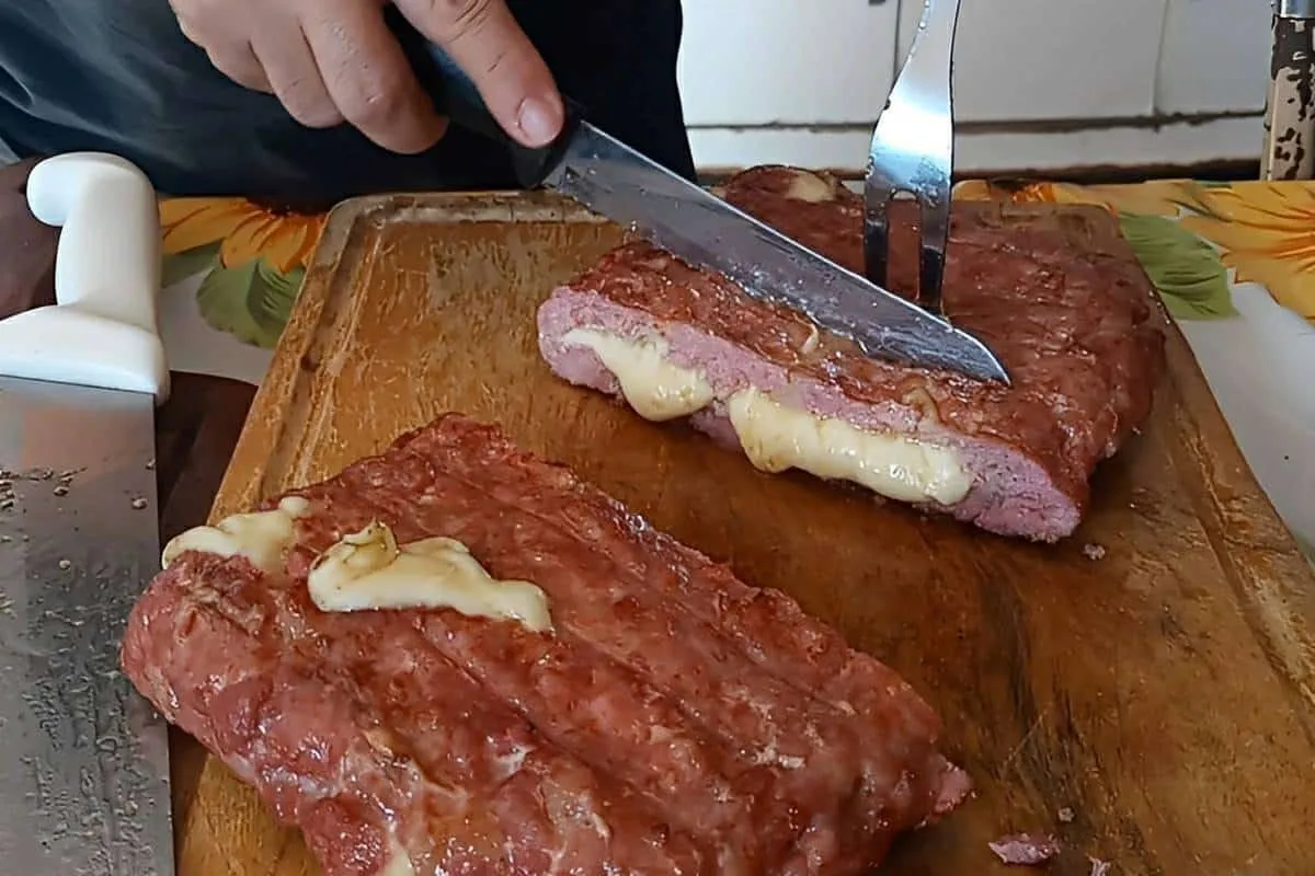 Abra 1 kg de linguiça e faça linguiça recheada com queijo no