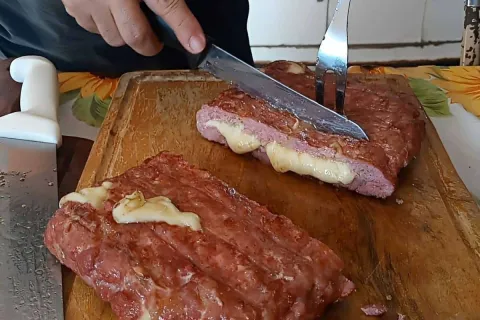 Abra 1 kg de linguiça e faça linguiça recheada com queijo no