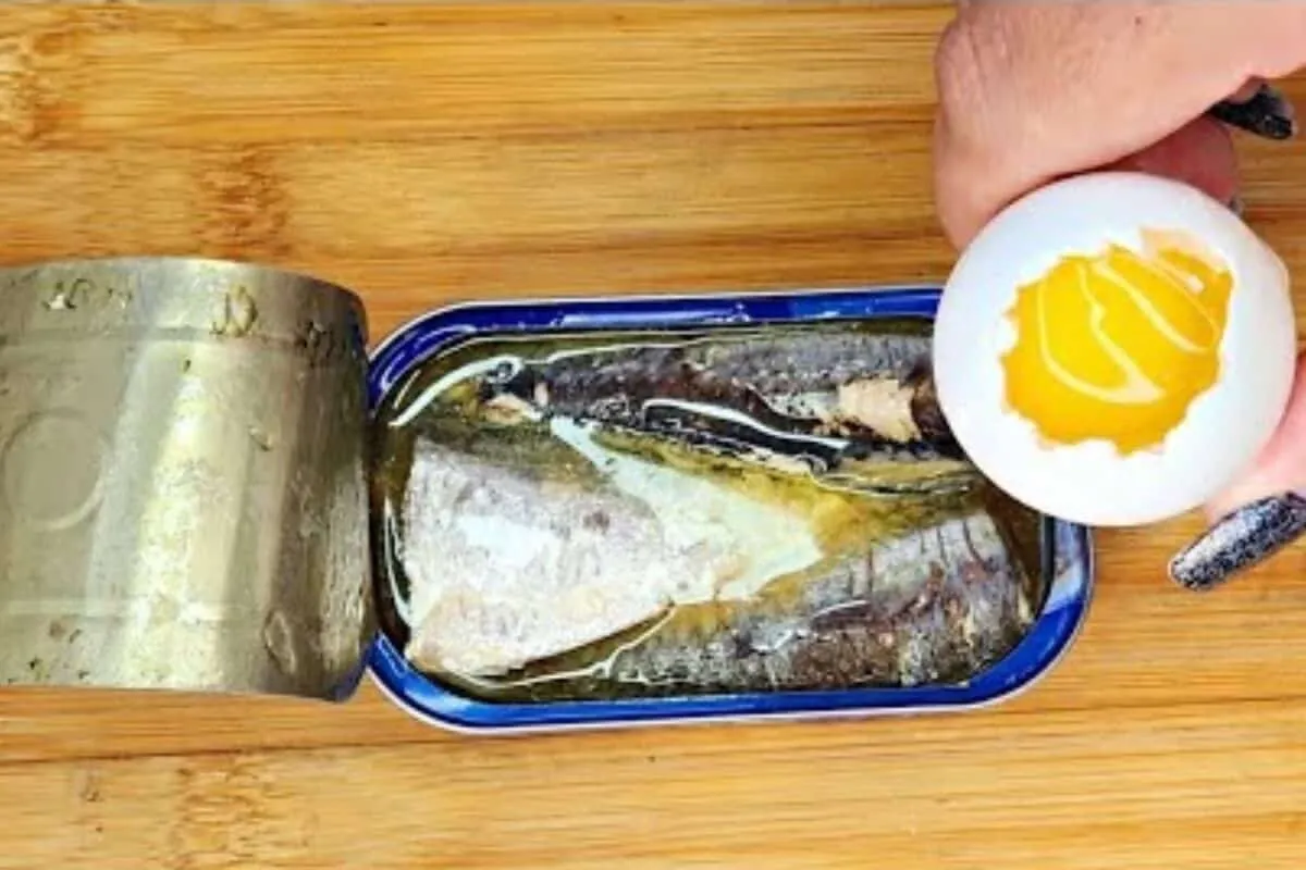 Adicione ovos na sardinha e tenha um almoço completo e práti