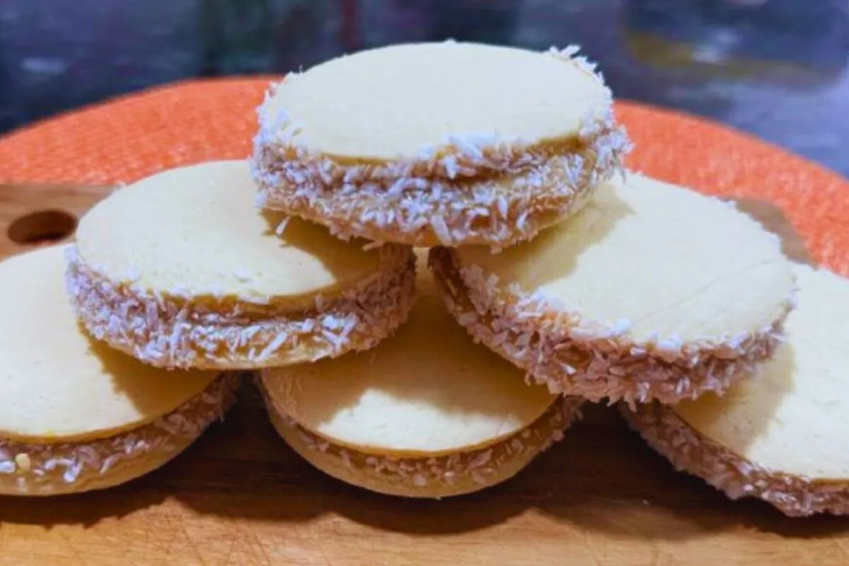 Alfajor de doce de leite macio que desmancha na boca e é fác