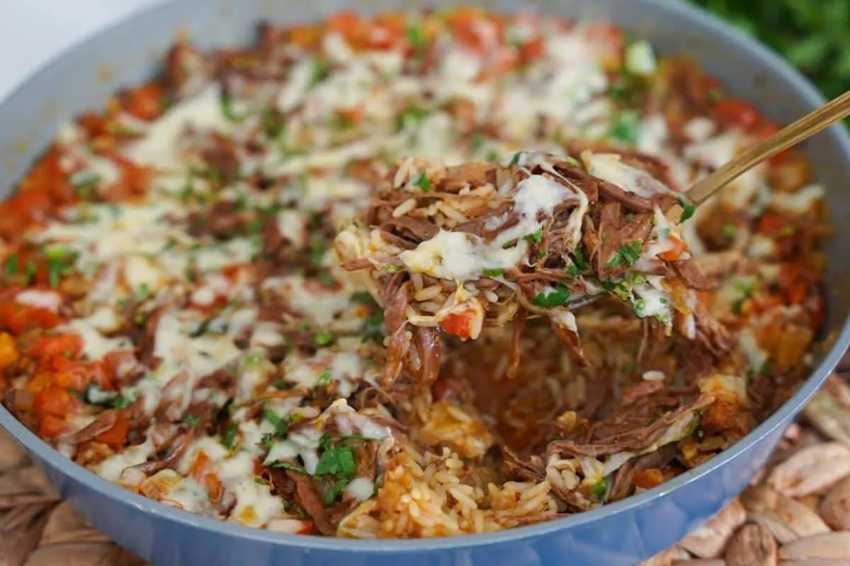 Almoço completo e delicioso com arroz e fraldinha que é mara