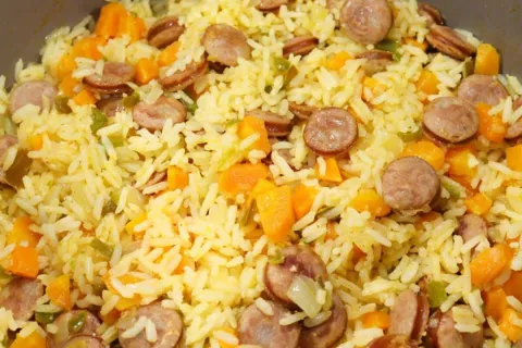 Almoço de 1 panela só, uma receita completa que reúne pratic