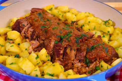 Almoço de natal com carne desfiando e batata que vai ser um 