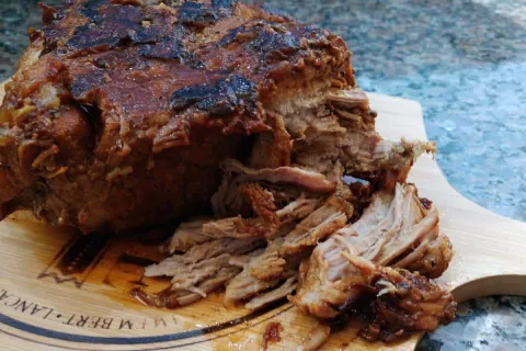 Almoço de natal: pernil assado na panela que fica suculento 