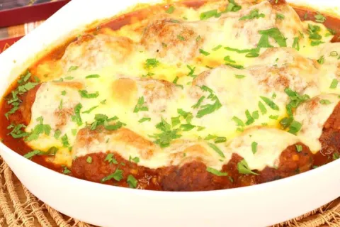 Almôndegas ao molho com queijo bem temperadas e irresistívei