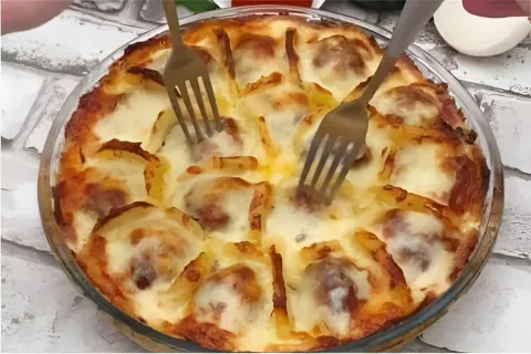 Almôndegas com batatas cobertas de queijo e gratinadas ao fo