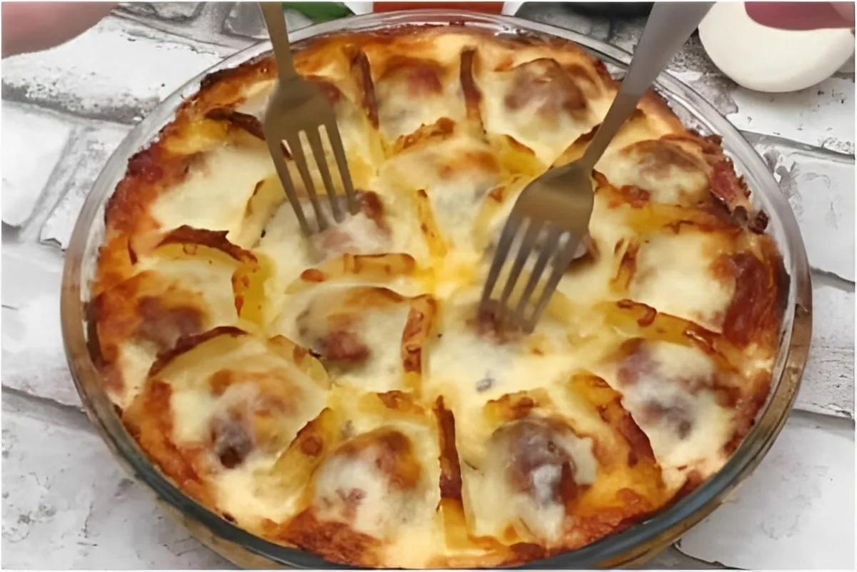 Almôndegas com batatas e molho branco gratinadas no forno si