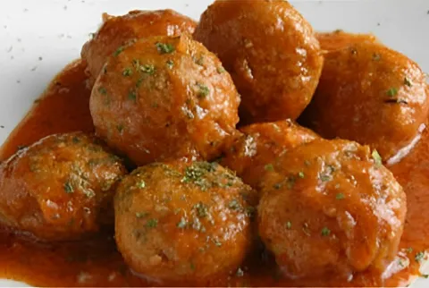 Almôndegas de carne ao molho para acompanhar macarrão e molh