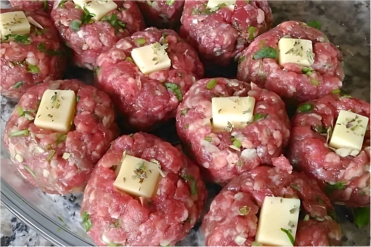 Almôndegas recheadas com queijo bem temperadinhas e delicios