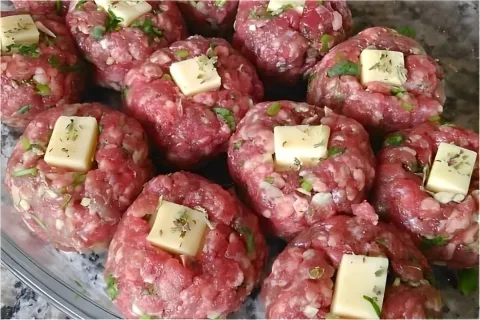 Almôndegas recheadas com queijo bem temperadinhas e delicios
