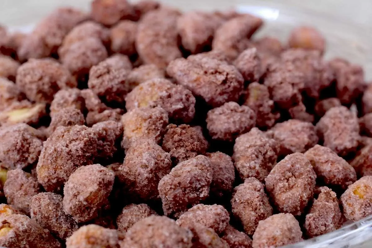 Amendoim doce muito simples e fácil de fazer é só misturar o