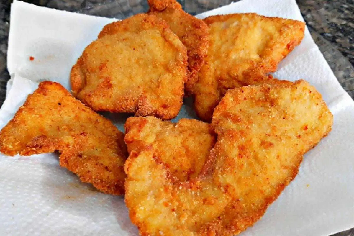 Aprenda a fazer aquele frango empanado de restaurante com um