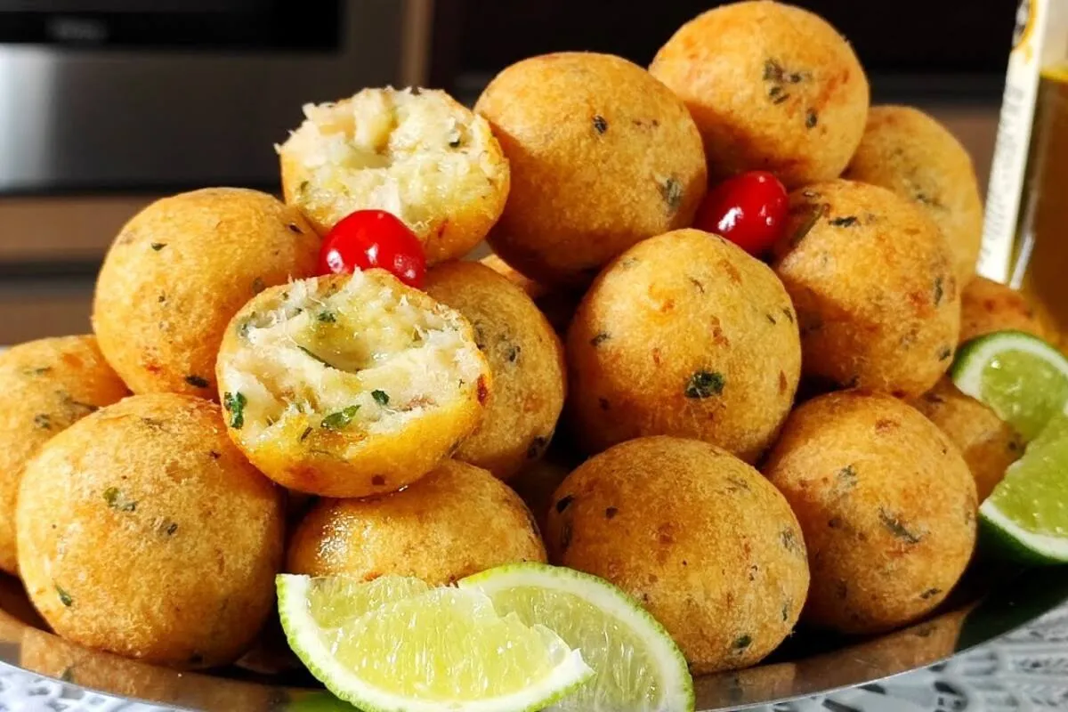 Aprenda a fazer bolinho de bacalhau sequinho por fora e molh