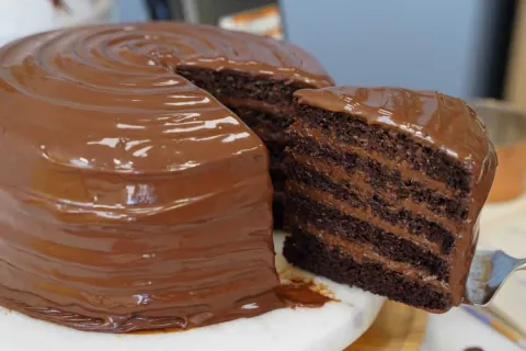 Aprenda a fazer o famoso bolo de chocolate da Matilda e veja