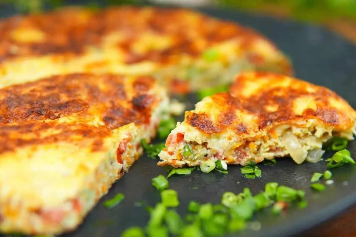 Aprenda a fazer o melhor omelete recheado que vai bem em qua