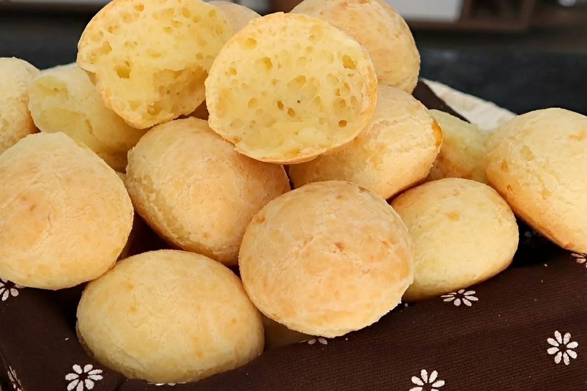 Aprenda a fazer pão de queijo caseiro que não murcha depois