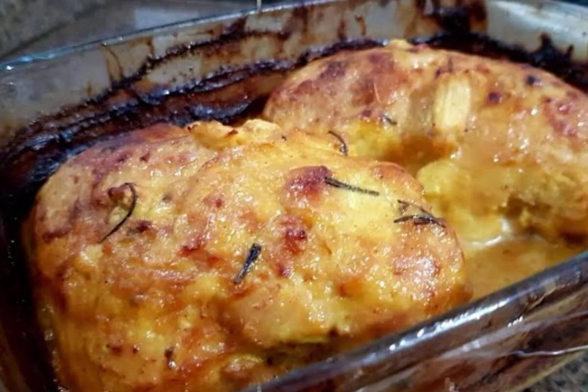 Aprenda a fazer peito de frango suculento e você nunca mais