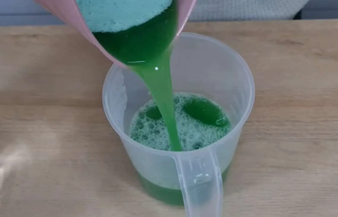 Aprenda a fazer um desinfetante caseiro concentrado super ef