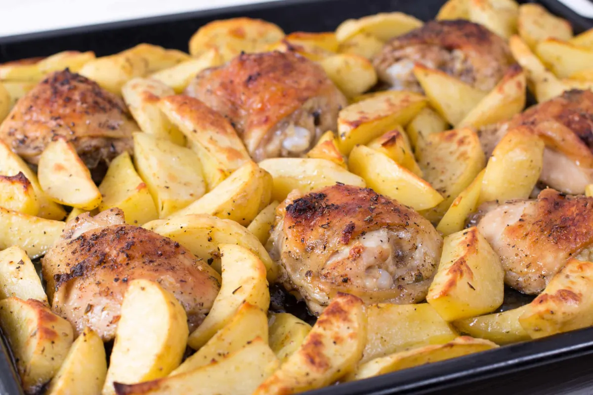 Aprenda a fazer um Frango com Batata no Forno de dar água na
