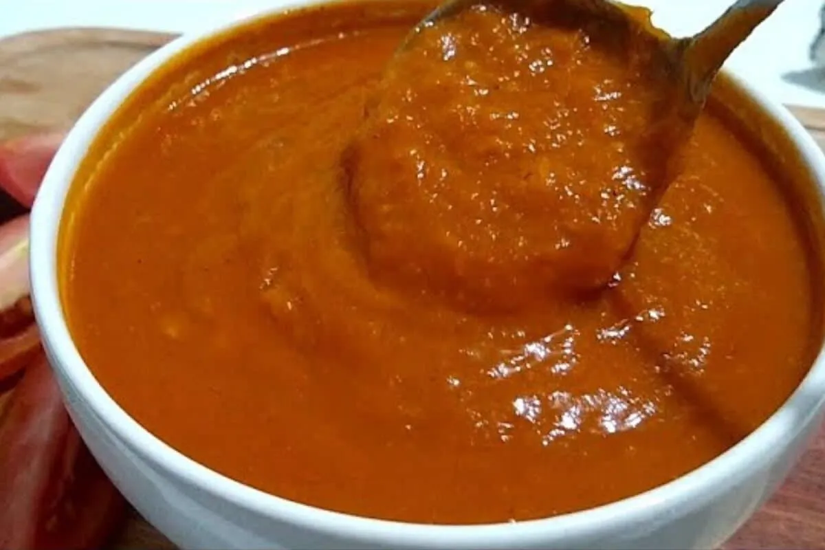 Aprenda a fazer um molho de tomate caseiro na consistência p