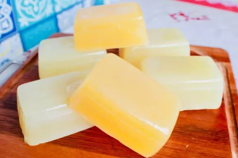 Aprenda a preparar sabão glicerinado caseiro e economize din