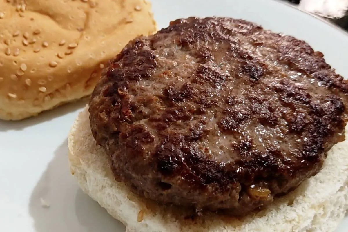 Aprenda a preparar um hamburguer caseiro igualzinho das hamb