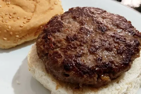 Aprenda a preparar um hamburguer caseiro igualzinho das hamb