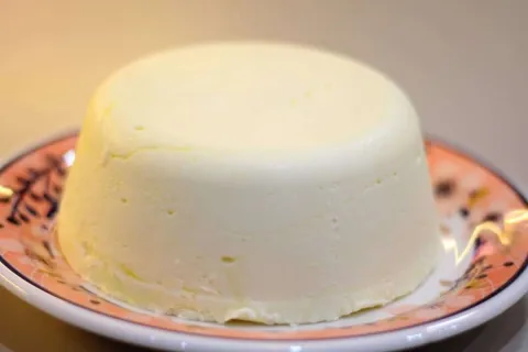 Aprenda a preparar um queijo caseiro incrível com 4 ingredie
