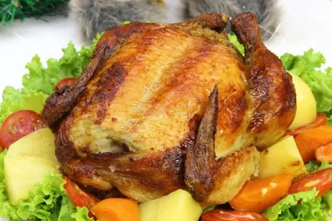 Aprenda a temperar e preparar um frango de natal delicioso p