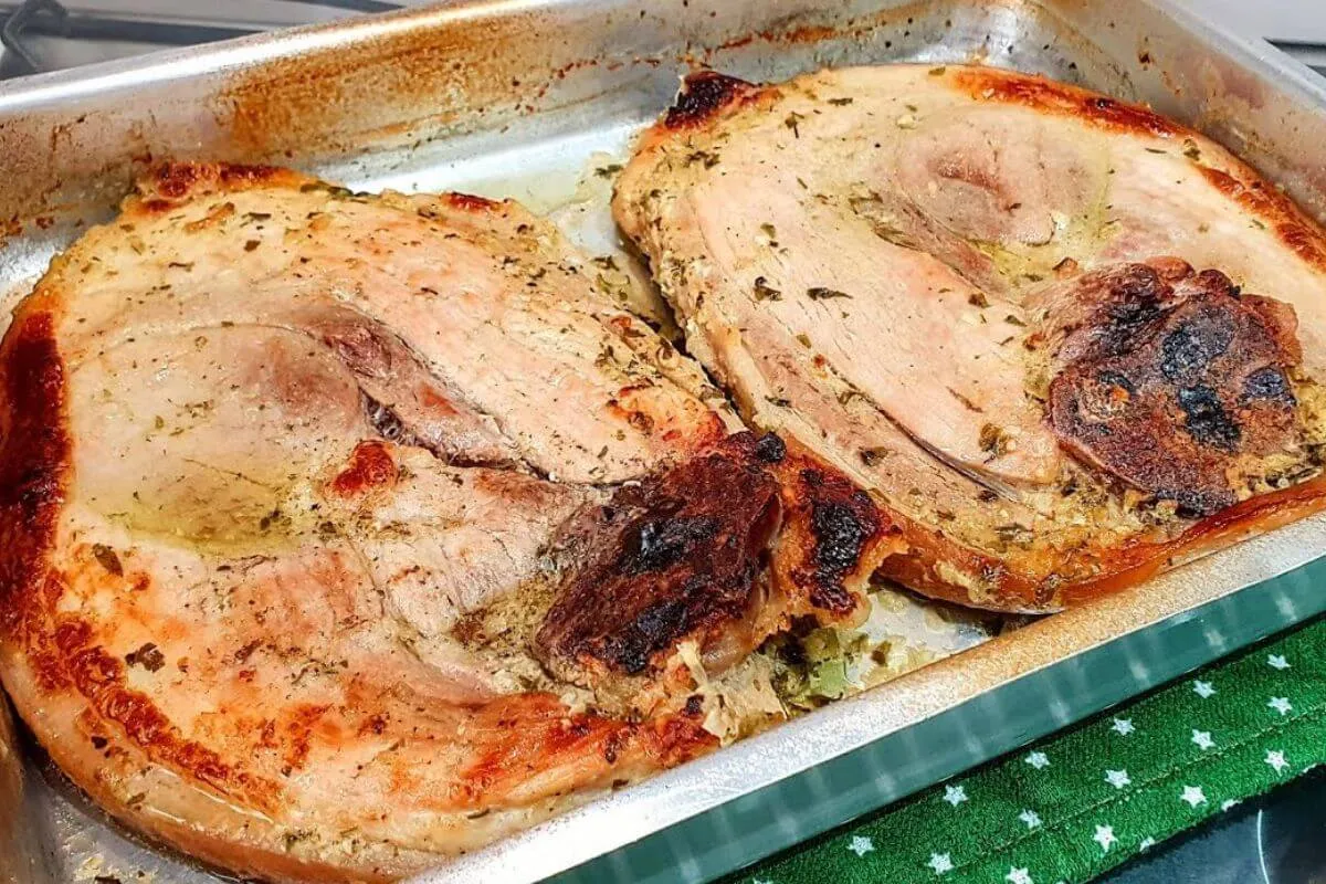 Aprenda a temperar e preparar um pernil de porco assado no f