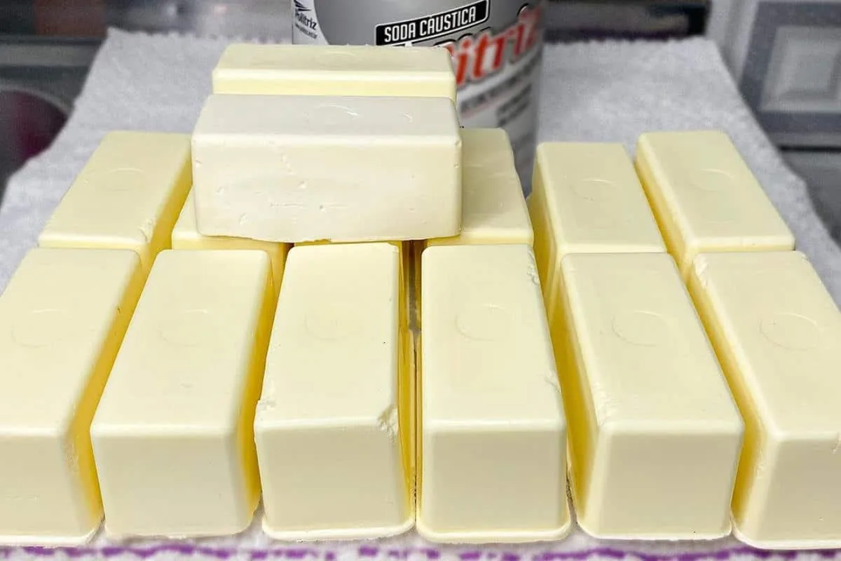 Aprenda como fazer sabão caseiro: receita simples só com 3 i