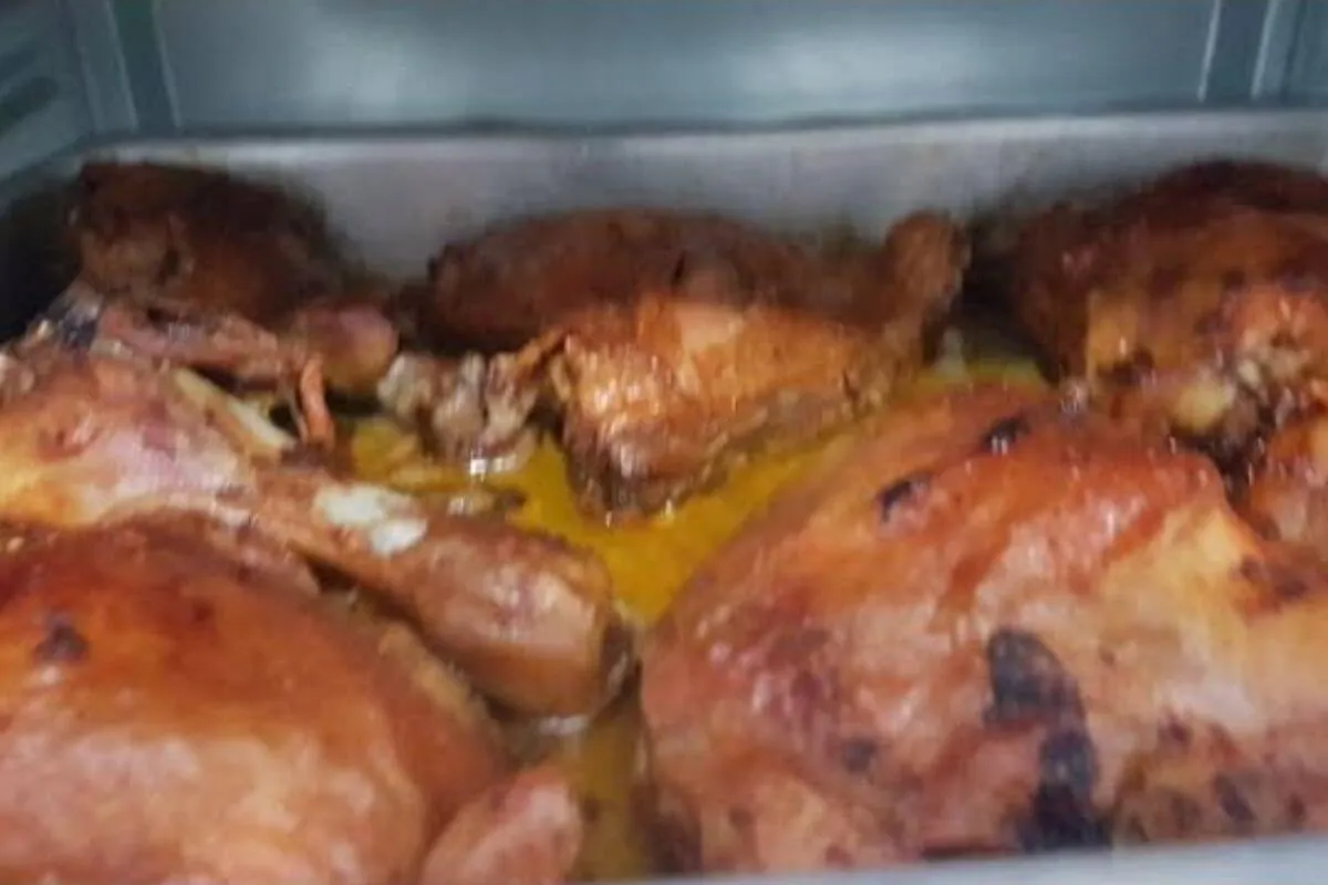 Aprenda como temperar e preparar um frango assado para o alm