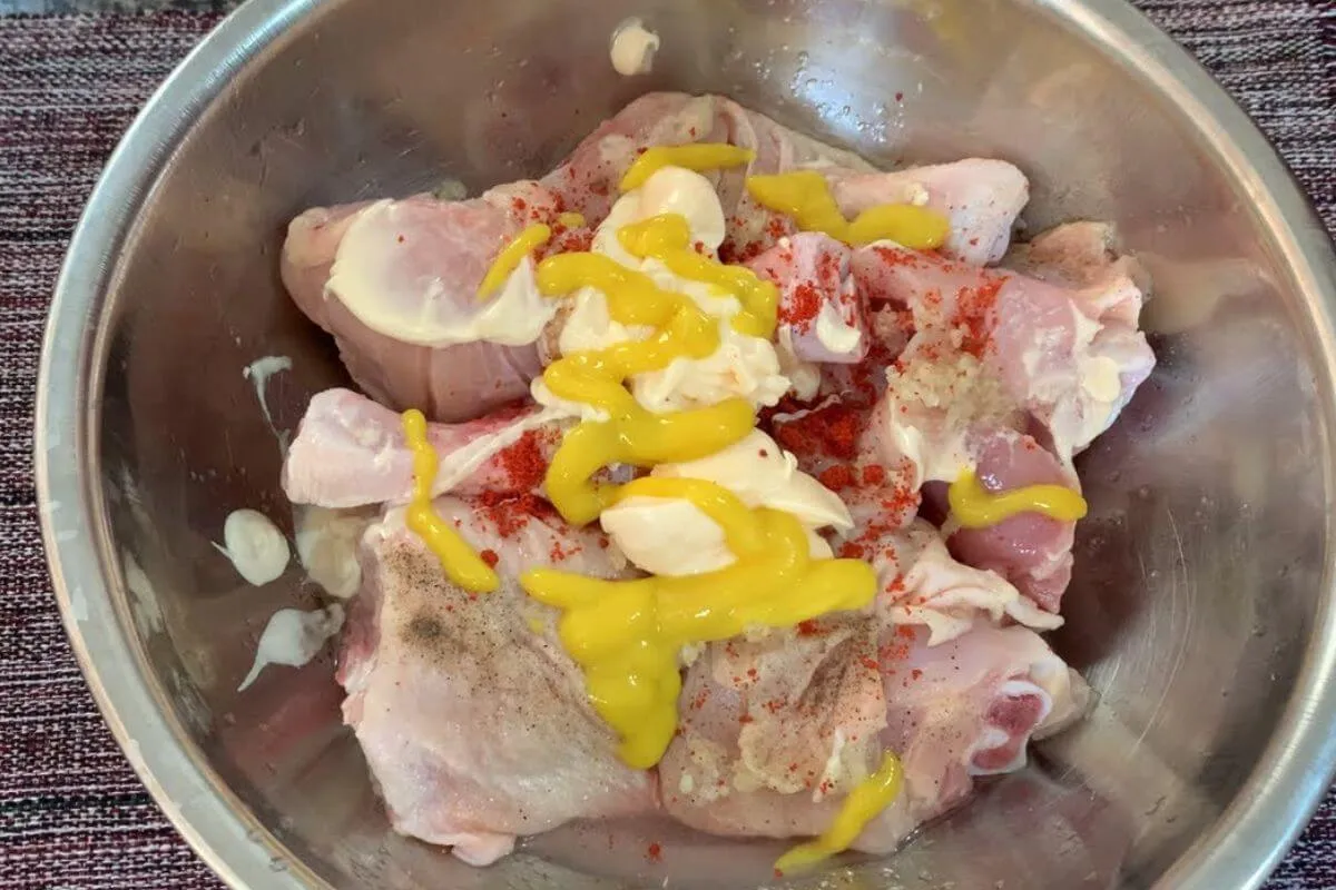 Aprenda como temperar frango para assar no seu almoço de dom