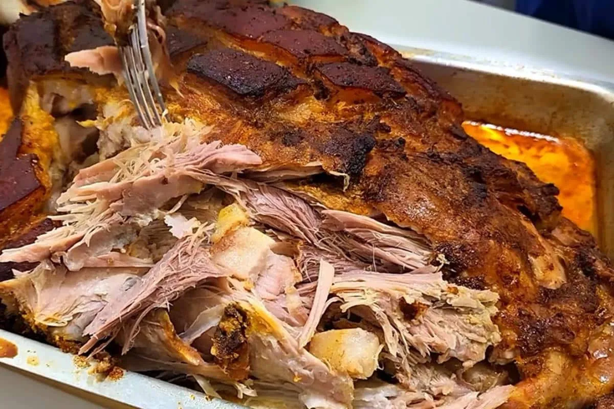 Aprenda hoje a fazer um pernil assado suculento e desmanchan