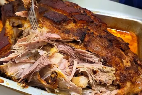 Aprenda hoje a fazer um pernil assado suculento e desmanchan
