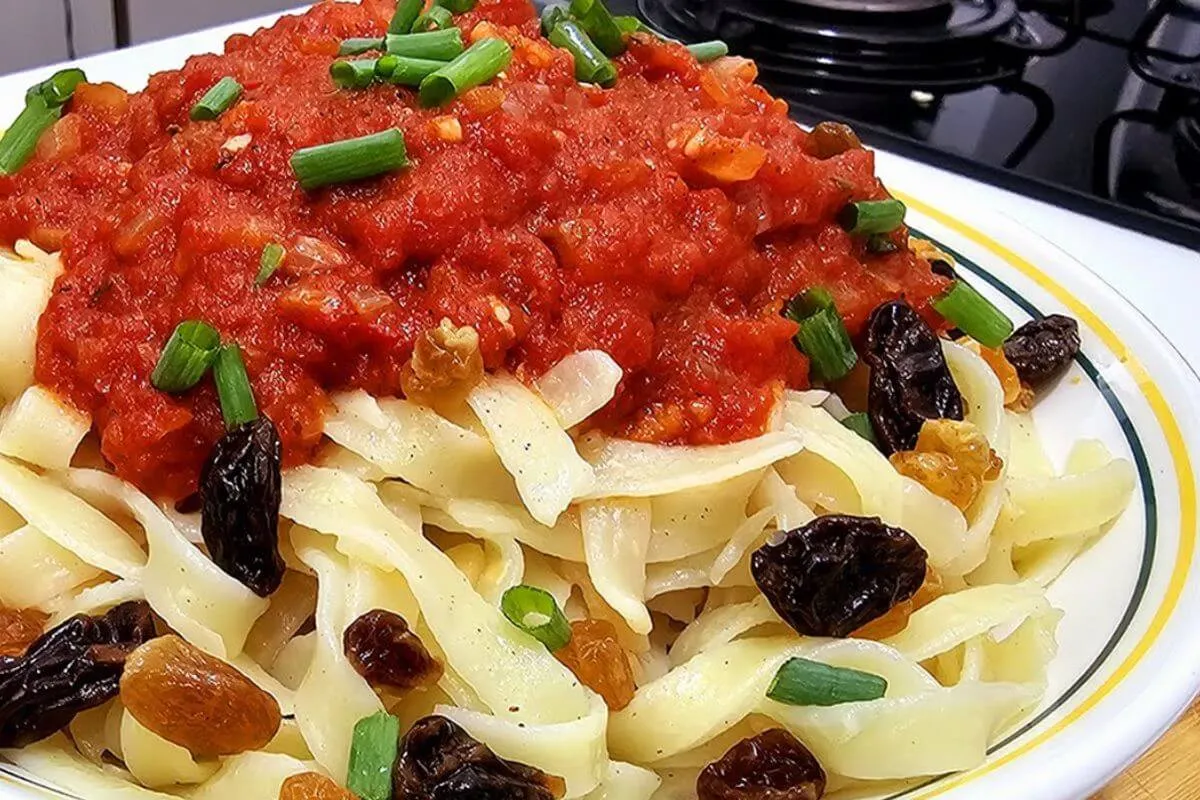 Aprenda hoje mesmo esse macarrão com molho caseiro para ceia