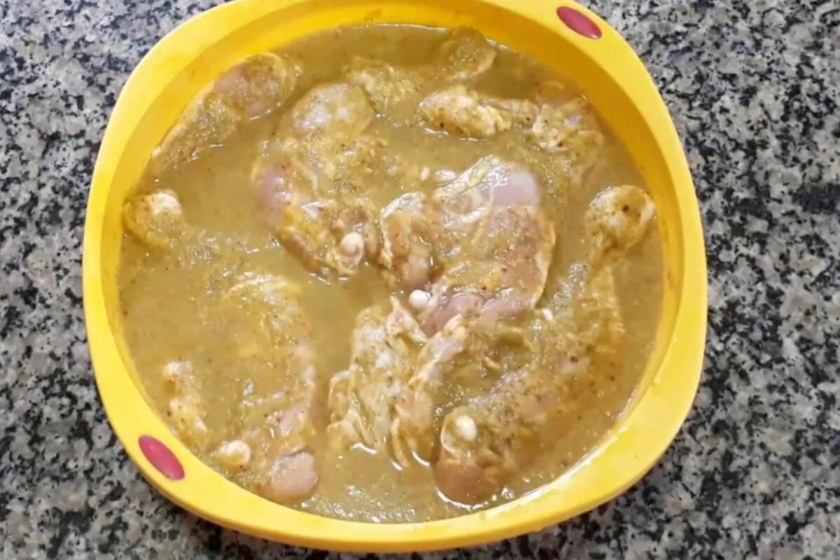 Aprenda o segredinho de um tempero para frango assado perfei