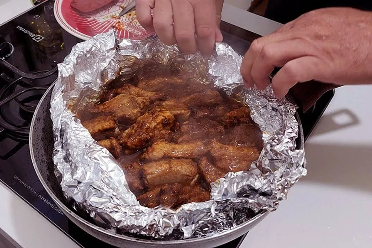 Aprenda um segredo de restaurante para fazer costelinha de p