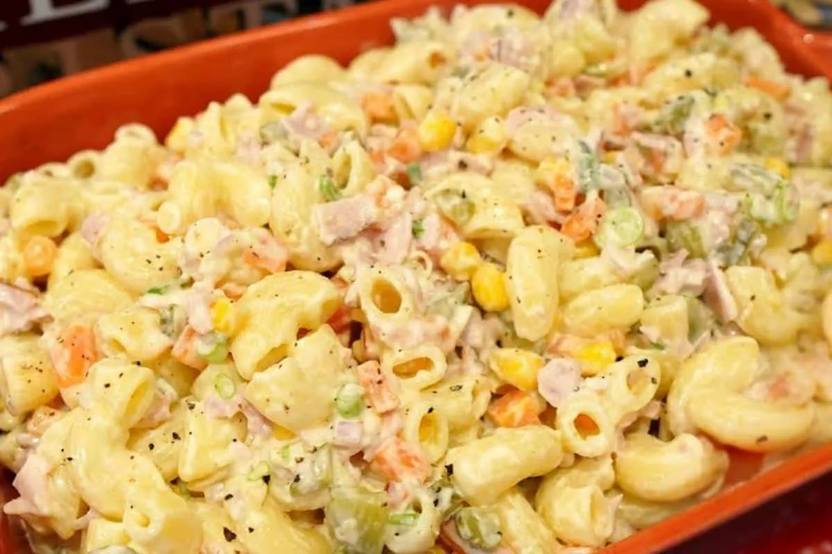 Aprendi a fazer a melhor salada de macarrão de todas para se