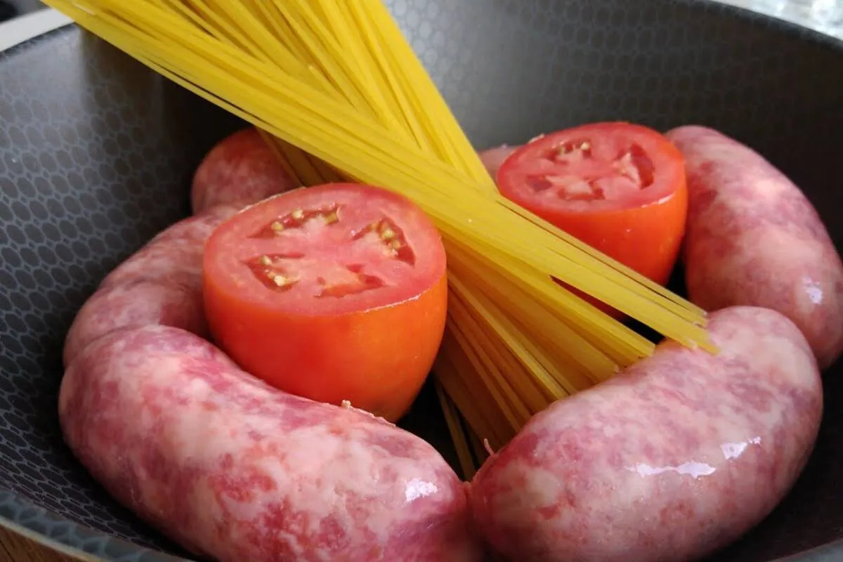 Aprendi a fazer uma macarronada com linguiça fácil e muito s